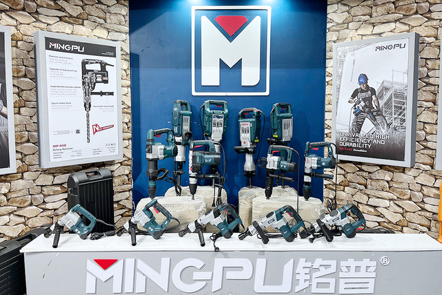 ACとコードレスモデルの両方が展示されている、解体ハンマー、ロータリーハンマー、ジャックハンマーなど、Mingpuの多様な電動ツールが展示されています。